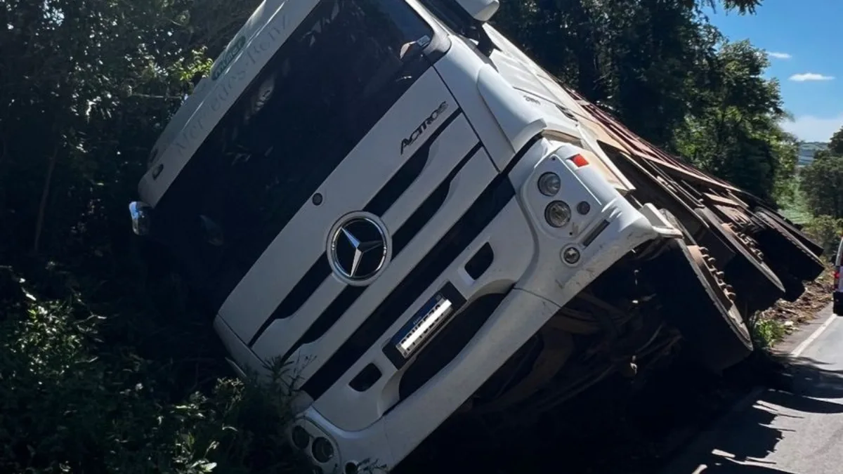 Caminhão ‘deita’ após saída de pista na SC-155 em SC | Imagem: CBMSC