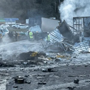 Engavetamento entre carretas e van na BR-376 deixa um morto e vários feridos entre PR e SC; veja imagens | Imagem: CBMSC/PRF