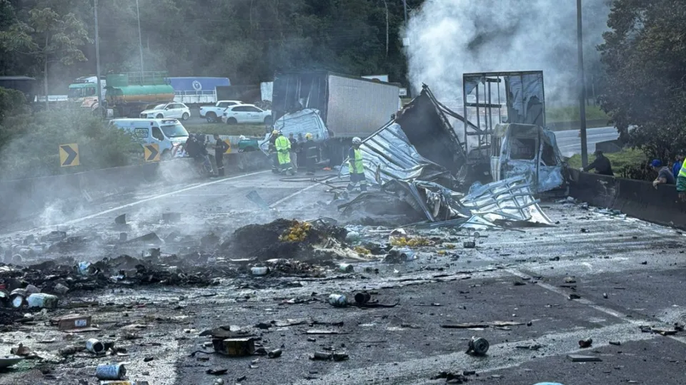 Engavetamento entre carretas e van na BR-376 deixa um morto e vários feridos entre PR e SC; veja imagens | Imagem: CBMSC/PRF