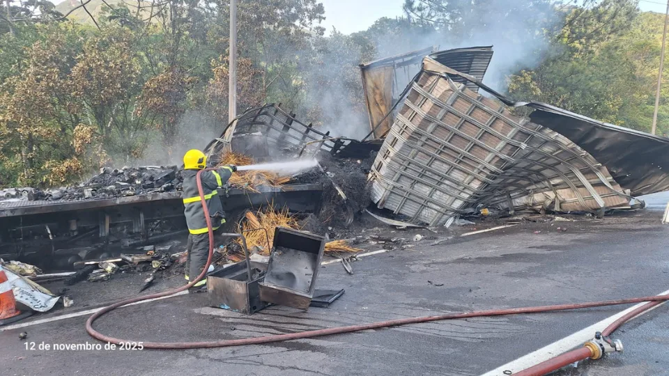 Imagens fortes! veja como ficaram os veículos após acidente que matou um e deixou feridos na BR-376