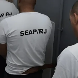 Presos com mais de 428 anos de condenação são transferidos do RJ para presídios federais