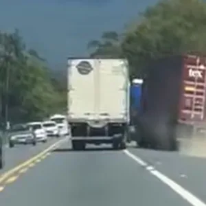 Vídeo mostra briga de caminhoneiros e manobra perigosa na BR-470