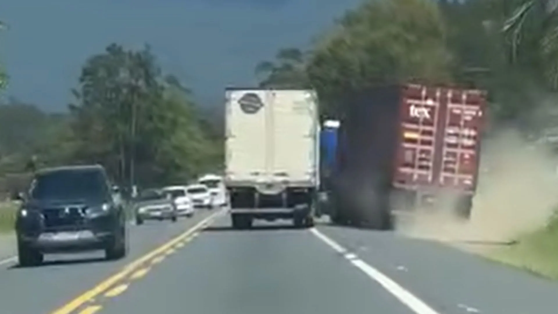Vídeo mostra briga de caminhoneiros e manobra perigosa na BR-470 | Foto: reprodução. 