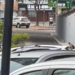 VÍDEO: homem troca tiros com a polícia na Avenida Chico Mendes,na Grande Florianópolis