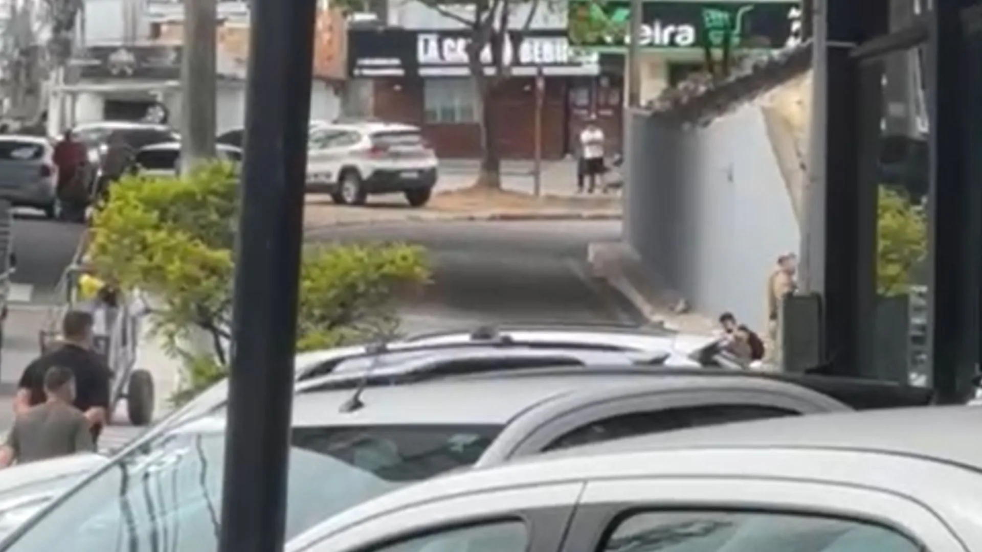 VÍDEO: homem troca tiros com a polícia na Avenida Chico Mendes,na Grande Florianópolis | Foto: reprodução / Vídeo / Redes Sociais 