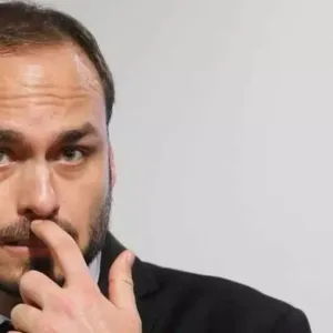 Emocionado, Carlos Bolsonaro confirma pré-candidatura ao Senado por SC | Foto: Dida Sampaio/Estadão Conteúdo/Reprodução