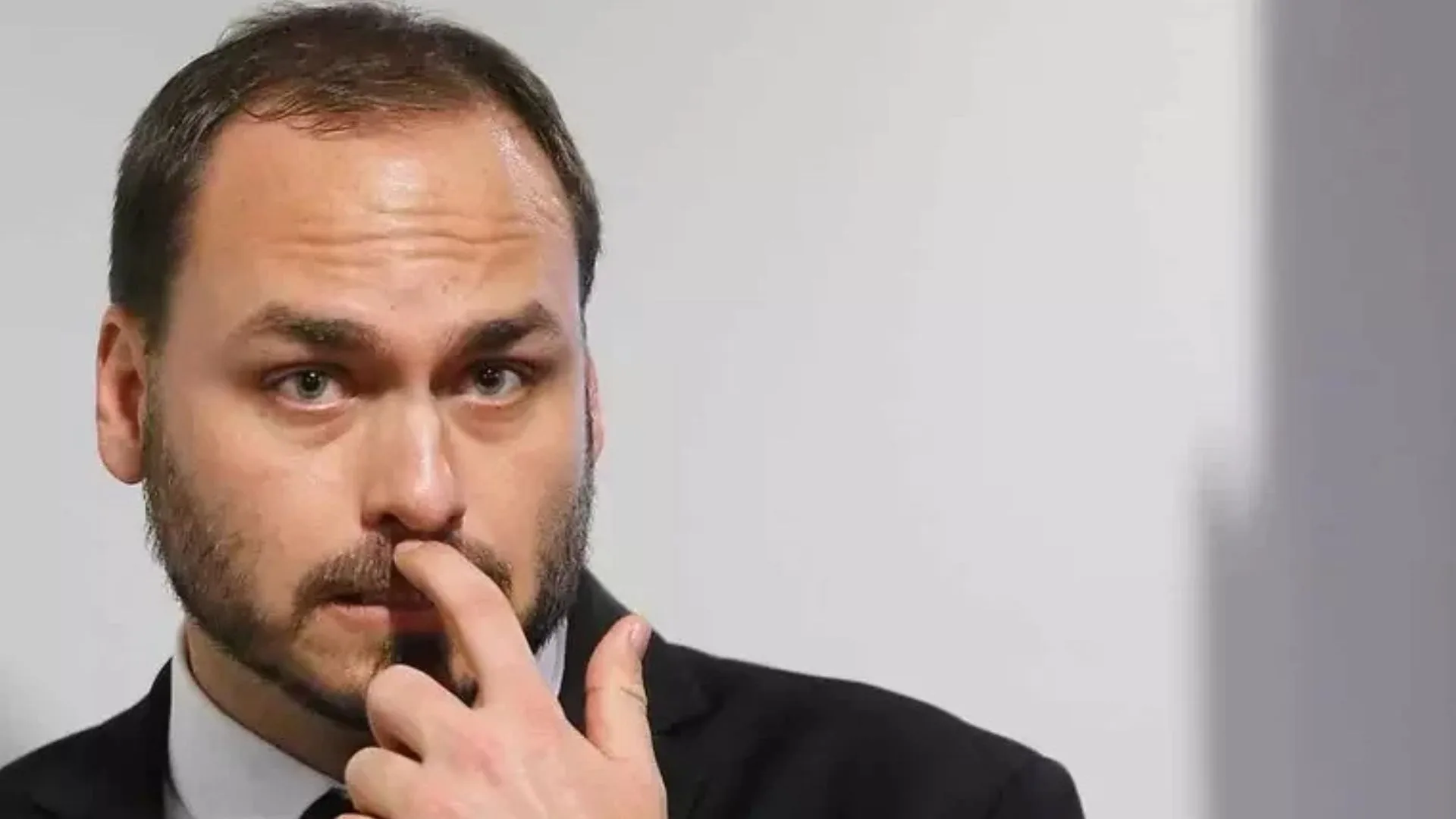 Emocionado, Carlos Bolsonaro confirma pré-candidatura ao Senado por SC | Foto: Dida Sampaio/Estadão Conteúdo/Reprodução