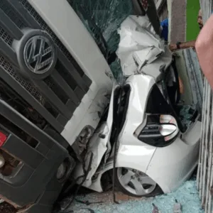 Imagens fortes! Caminhão desce desgovernado e esmaga carro em SC | Imagem: Éder Luiz/ Cedido ao SCC10