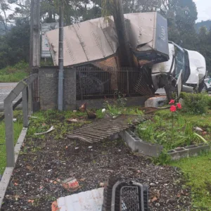 Saída de pista deixa um morto e um ferido na SC-418 em SC | Imagem: CBMSC