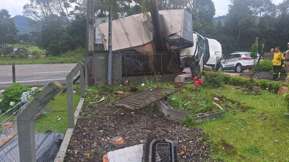 Saída de pista deixa um morto e um ferido na SC-418 em SC | Imagem: CBMSC