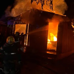 Incêndio destrói residência em cidade de SC; Bombeiros usam 4.500 litros de água no combate | Imagem: CBMSC