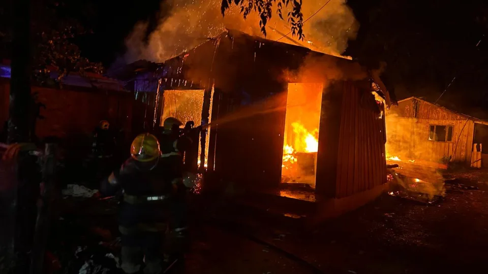 Incêndio destrói residência em cidade de SC; Bombeiros usam 4.500 litros de água no combate | Imagem: CBMSC