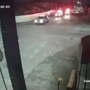 VÍDEO: criminosos furtam caminhão e são presos após perseguição em SC | Foto: reprodução. 