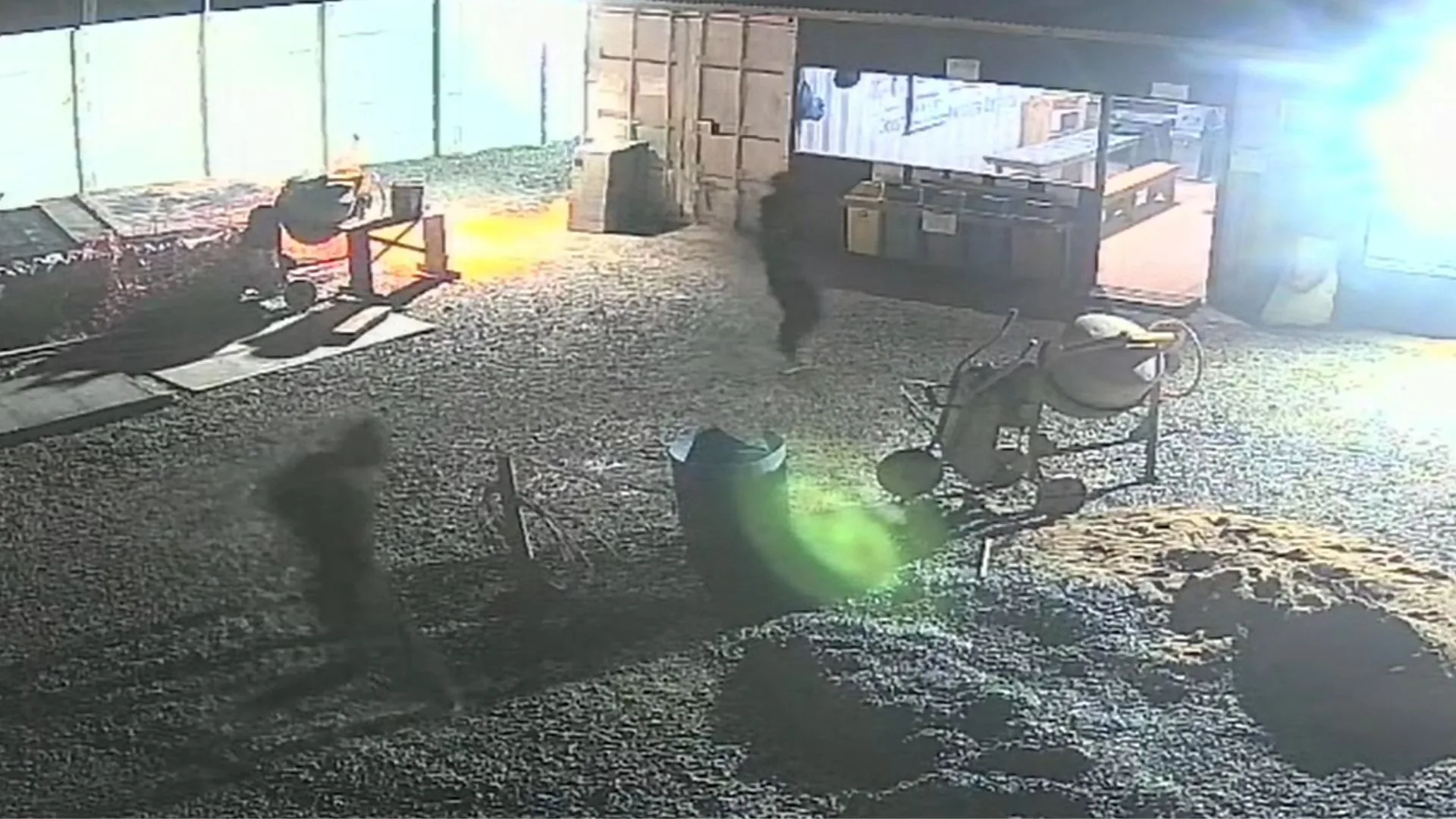 Vídeo mostra criminosos rendendo vigilante e furtando caminhão em SC | Foto: Reprodução. 