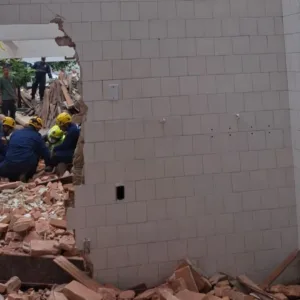 O Corpo de Bombeiros Militar de Santa Catarina (CBMSC) atendeu, no fim da manhã desta segunda-feira (17), uma ocorrência de desabamento estrutural durante a demolição de um imóvel no Centro de Florianópolis | Foto: divulgação CBMSC 