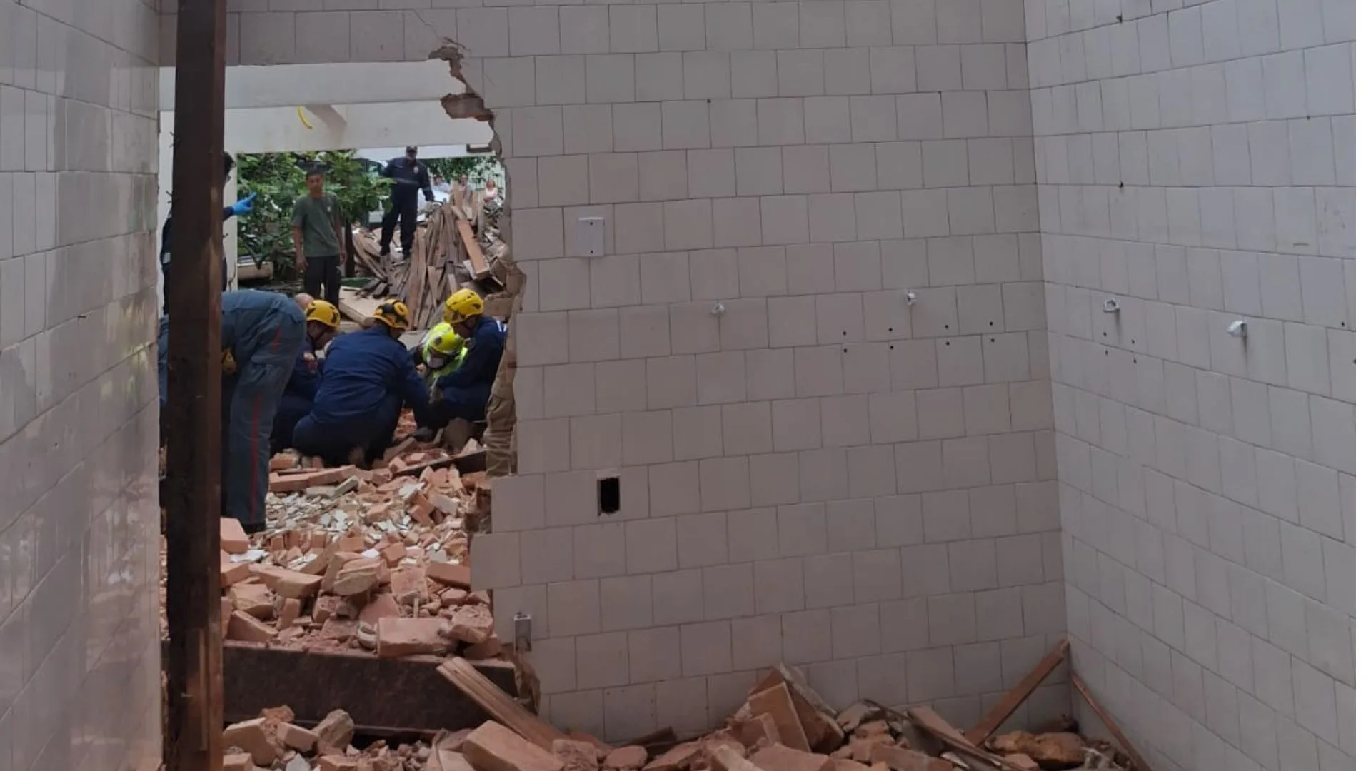 O Corpo de Bombeiros Militar de Santa Catarina (CBMSC) atendeu, no fim da manhã desta segunda-feira (17), uma ocorrência de desabamento estrutural durante a demolição de um imóvel no Centro de Florianópolis | Foto: divulgação CBMSC 