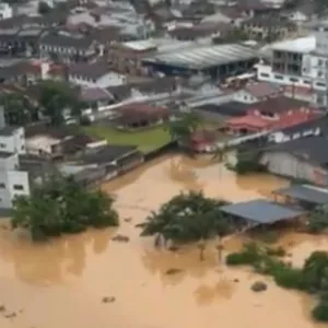 Defesa Civil e Bombeiros ilhados: situação crítica em Luiz Alves | Foto: divulgação / Defesa Civil 