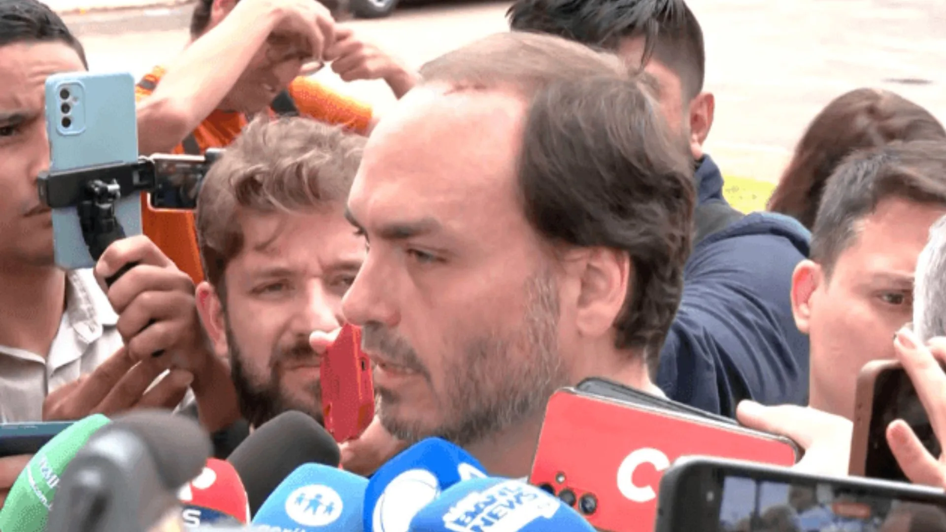 Carlos Bolsonaro diz que Jair Bolsonaro está ‘devastado’ e chorou durante visita | Foto: Rogério Silva/SBT