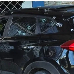 Homens encapuzados atacam carro a tiros em Palhoça | Foto: Reprodução | Redes Sociais. 