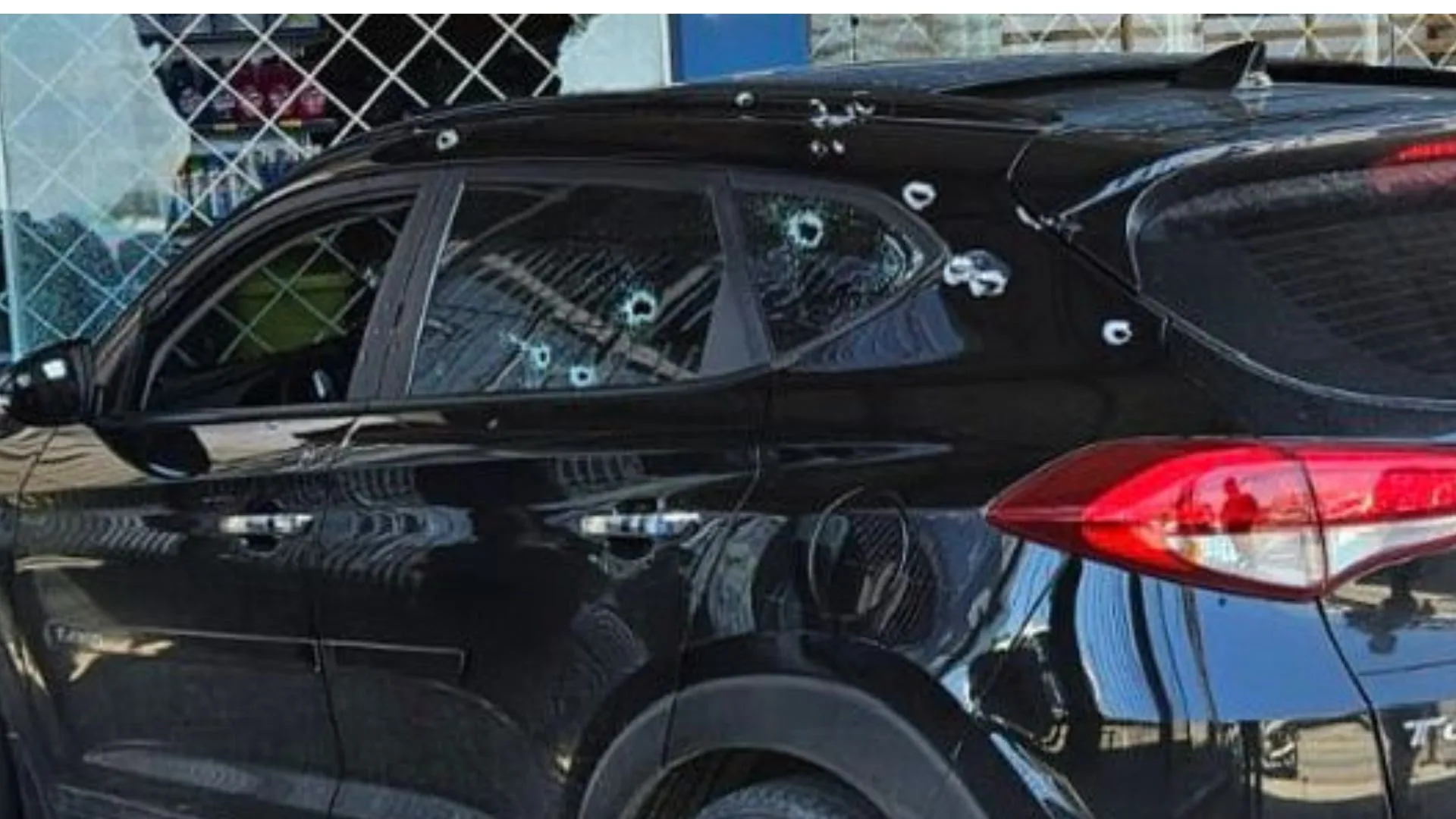 Homens encapuzados atacam carro a tiros em Palhoça | Foto: Reprodução | Redes Sociais. 