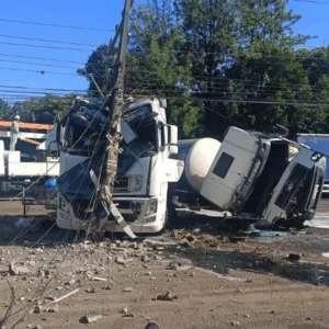 Acidente grave entre dois caminhões causa bloqueio parcial e deixa ferido na SC-283 | FOTOS: Serginho Primam/Rádios Rural/96