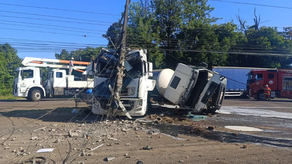 Acidente grave entre dois caminhões causa bloqueio parcial e deixa ferido na SC-283 | FOTOS: Serginho Primam/Rádios Rural/96