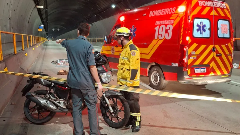 Jovem morre após acidente de motocicleta em túnel de Florianópolis | Imagem: CBMSC