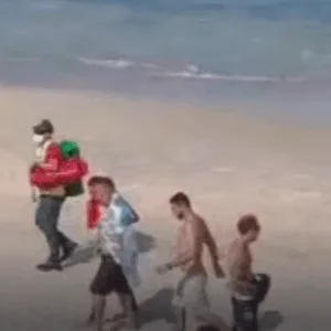 Homens são salvos após serem arrastados por forte correnteza em praia de SC