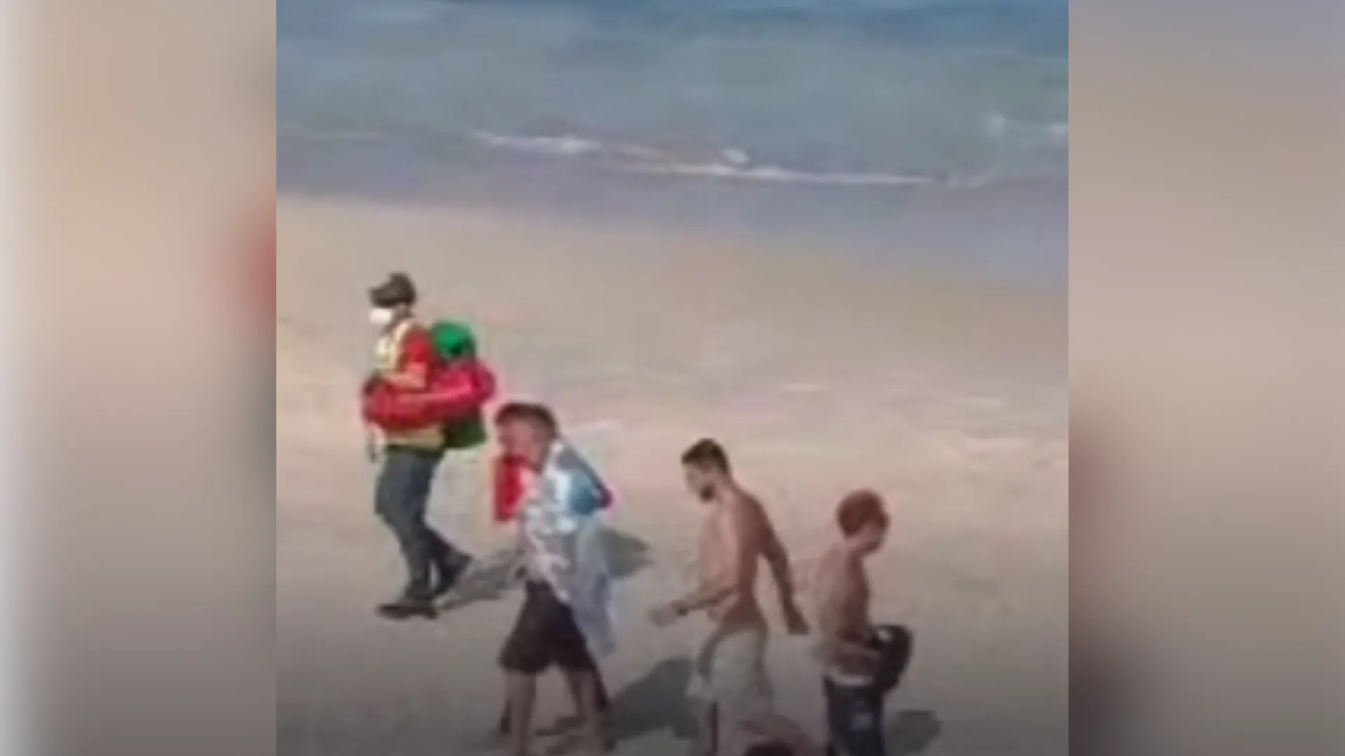 Homens são salvos após serem arrastados por forte correnteza em praia de SC – Imagem: PMSC