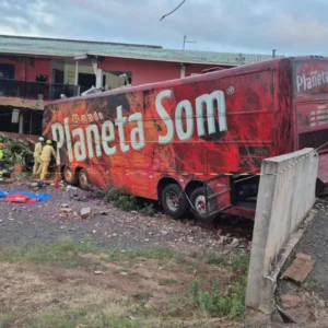 Ônibus de banda catarinense se envolve em acidente e deixa um morto no PR