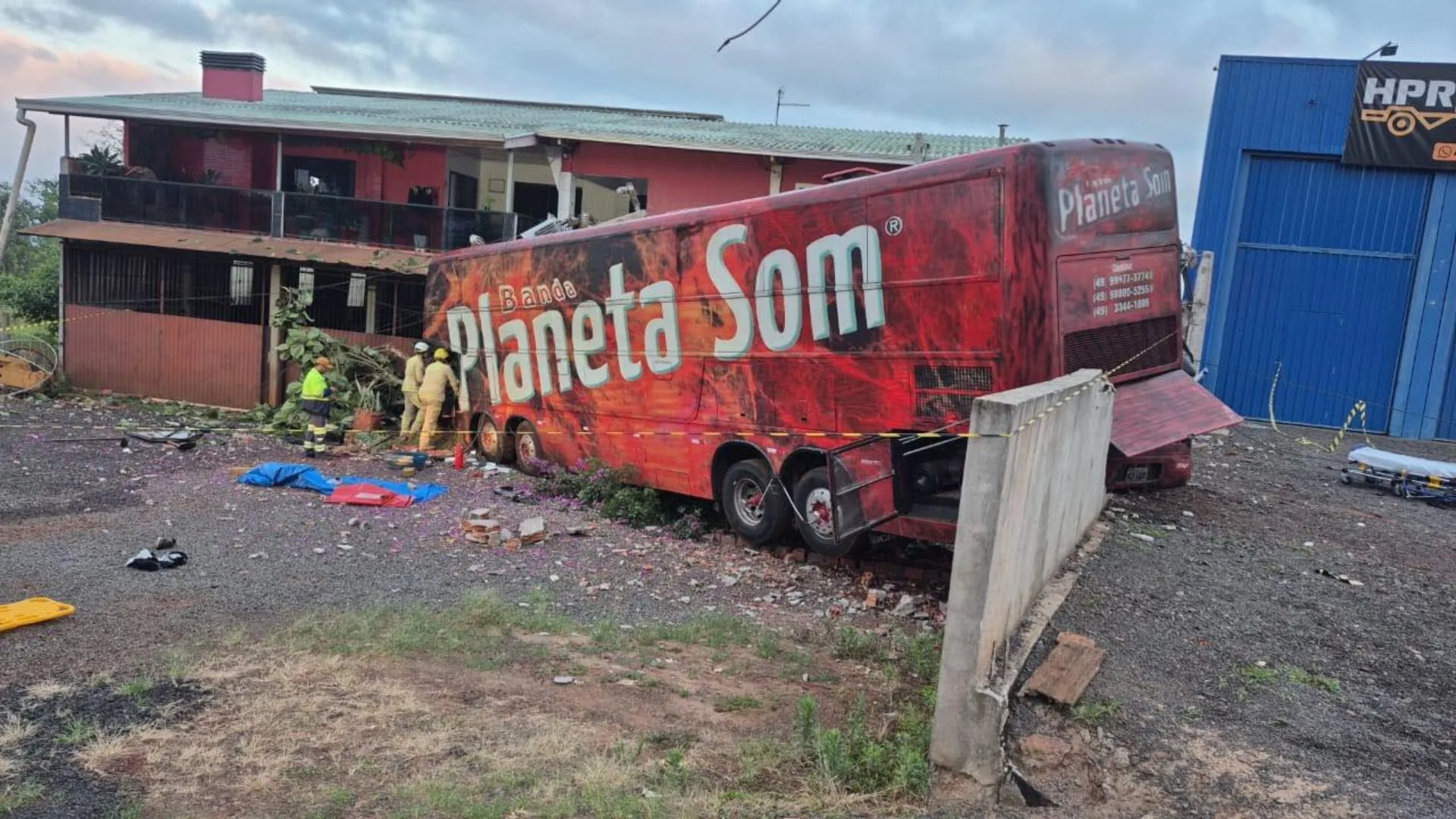 Ônibus de banda catarinense se envolve em acidente e deixa um morto no PR | Foto: Atual FM/Reprodução
