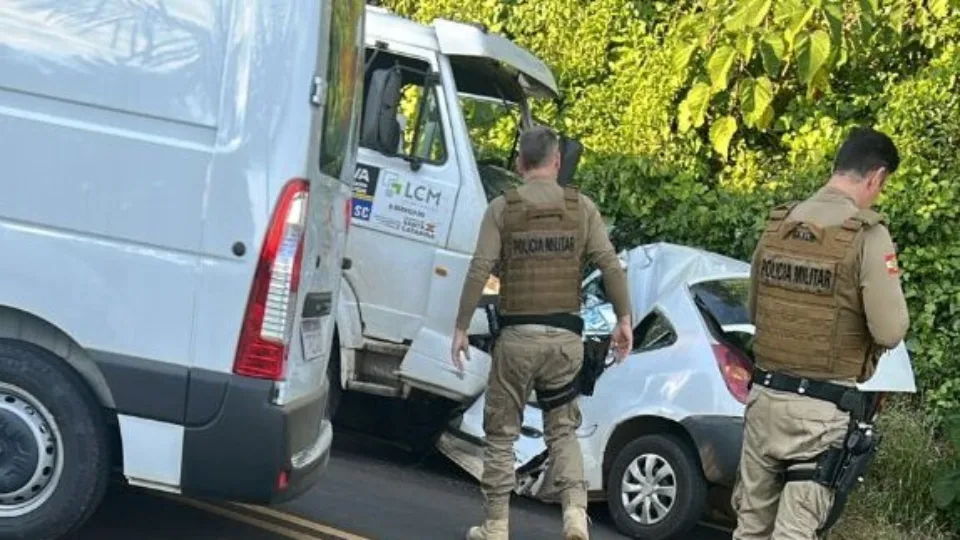 Motorista morre em colisão frontal após ultrapassagem proibida em SC | Imagem: Rádio Rural