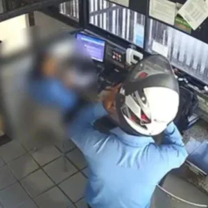 Homem agride colega de trabalho com capacete após discussão; vídeo mostra agressão