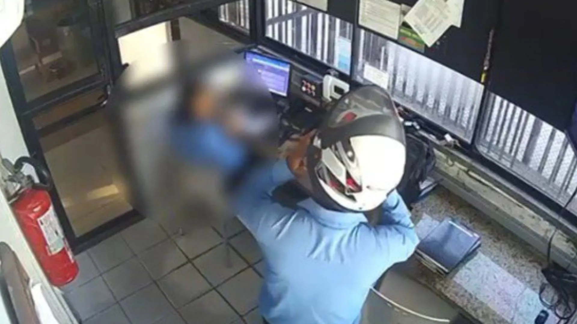 Homem agride colega de trabalho com capacete após discussão; vídeo mostra agressão – Imagem: reprodução/ Massa