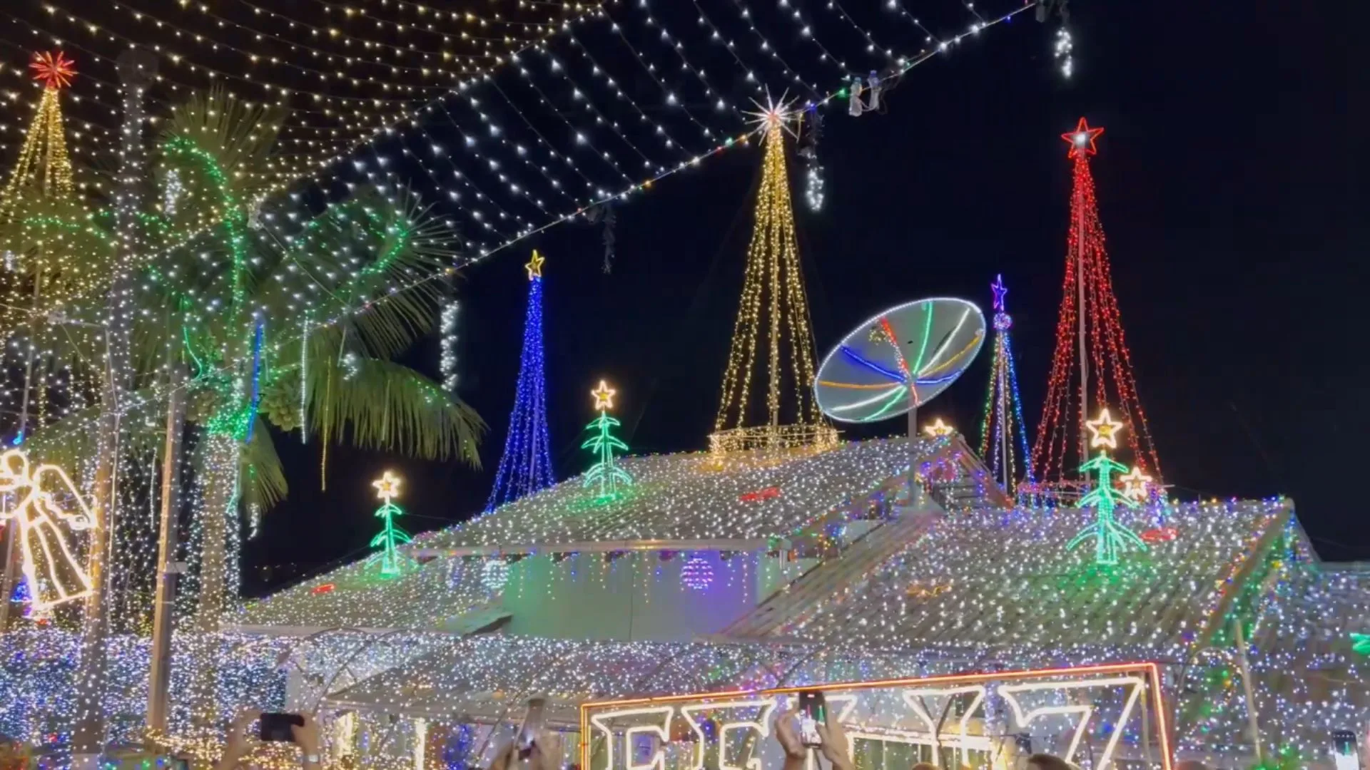 Com quase um milhão de lâmpadas, casa mais iluminada do Brasil é acesa em SC | Foto: Portal Menina/Reprodução