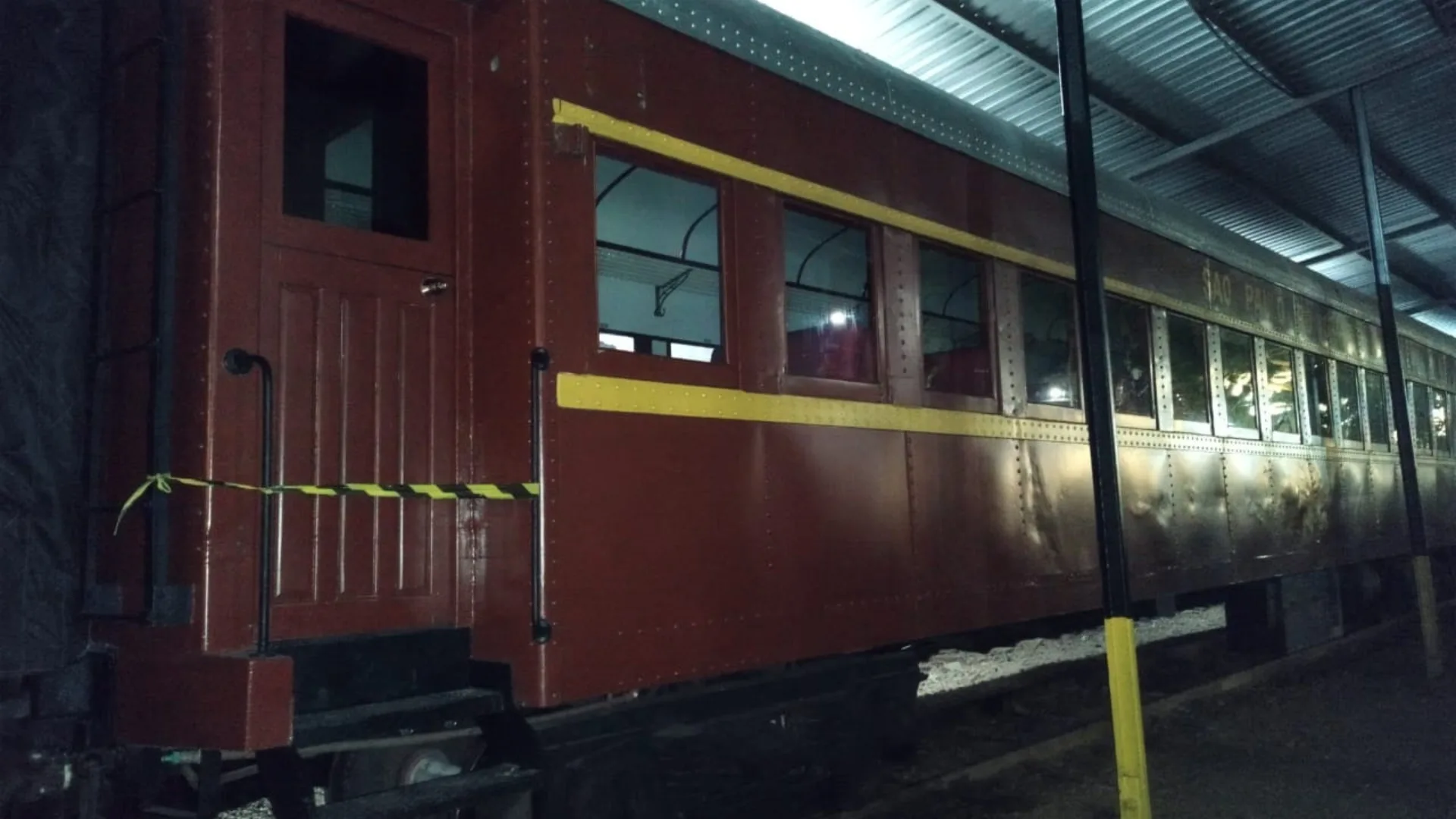 Fogo atinge vagão de trem turístico em SC e mobiliza bombeiros | Imagem: CBMSC