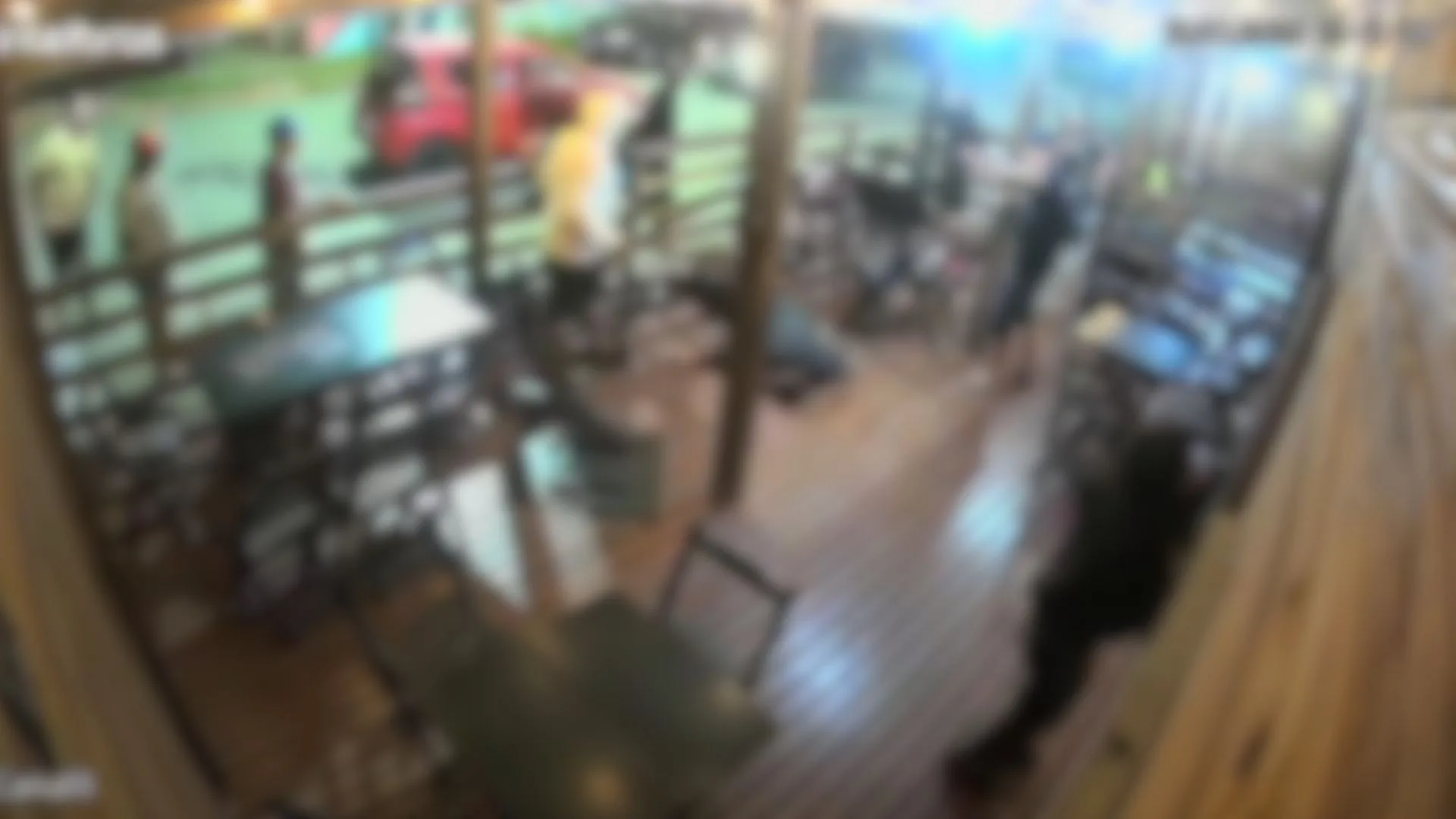 Vídeo mostra homem sendo atingido com golpes de facão em bar de Lages – Imagem: reprodução