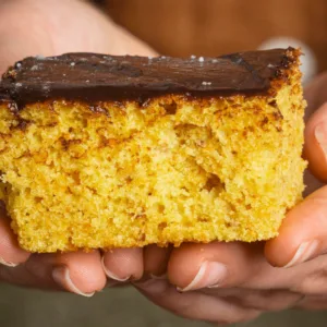 Bolo de cenoura sem glúten que nem parece sem glúten: nossa equipe testou e aprovou