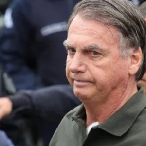 Bolsonaro diz ter “alucinado” ao mexer na tornozeleira e continua preso preventivamente