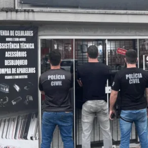 Comerciante de Blumenau é alvo de busca em operação nacional contra desbloqueio de celulares roubados | Imagem: Polícia Civil de SC