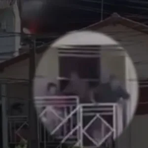 Policiais Militares enfrentam incêndio para salvar idosa e mulher com deficiência física - Imagem: @floripamilgrau