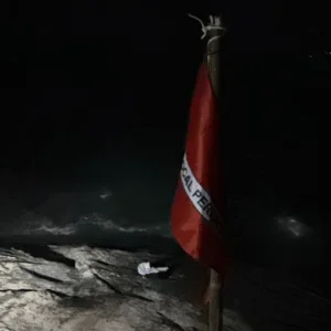 Homem é visto pedindo socorro e desaparece no mar durante a noite em SC | Imagem: CBMSC