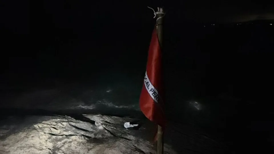 Homem é visto pedindo socorro e desaparece no mar durante a noite em SC | Imagem: CBMSC