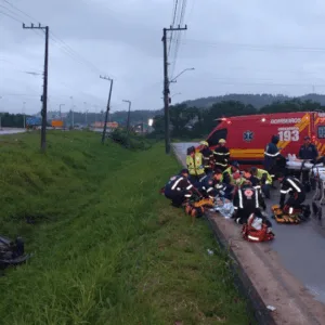 Carro com oito pessoas capota e deixa quatro feridos em São José; veja imagens | Imagem: CBMSC