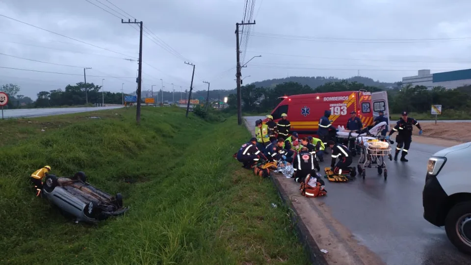 Carro com oito pessoas capota e deixa quatro feridos em São José; veja imagens  | Imagem: CBMSC