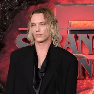 Parada Estranha, com Jamie Campbell Bower de Stranger Things reúne fãs em SP