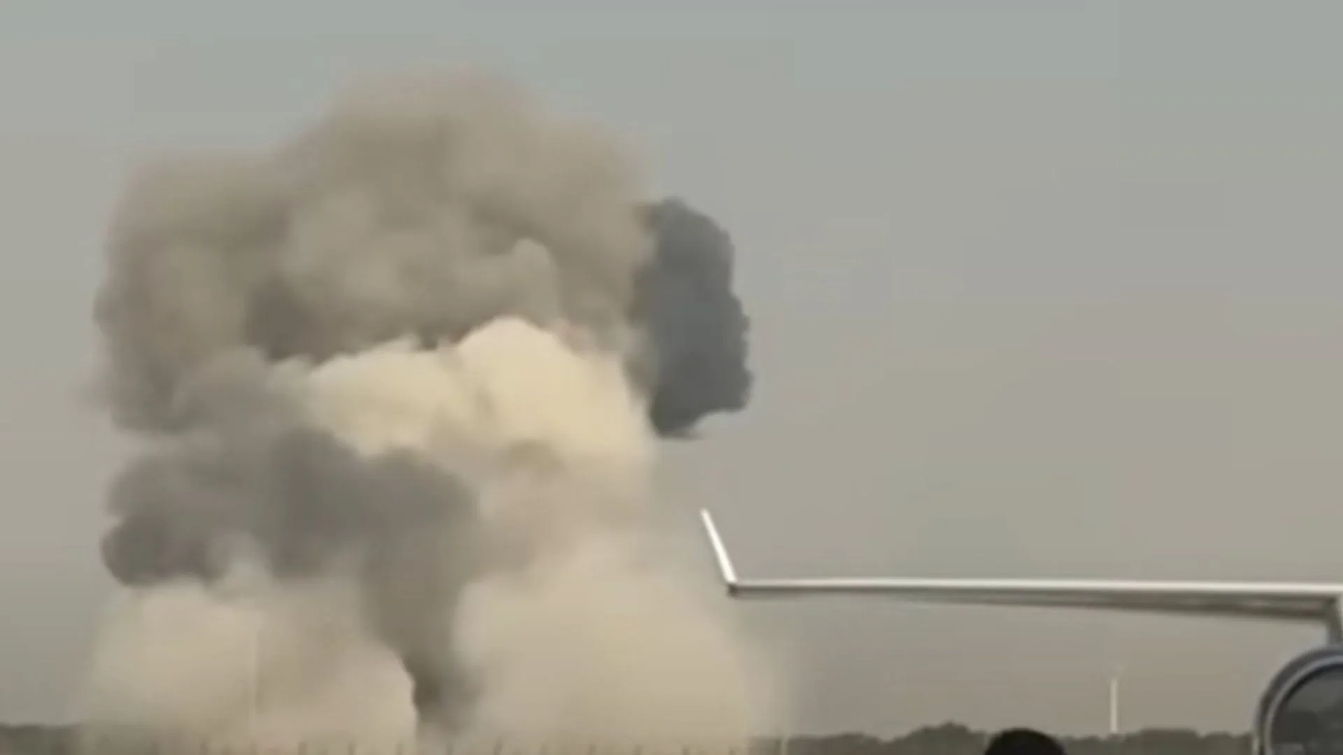 Piloto morre na queda de avião de caça em Dubai; assista o vídeo | Foto: SBT News | Reprodução