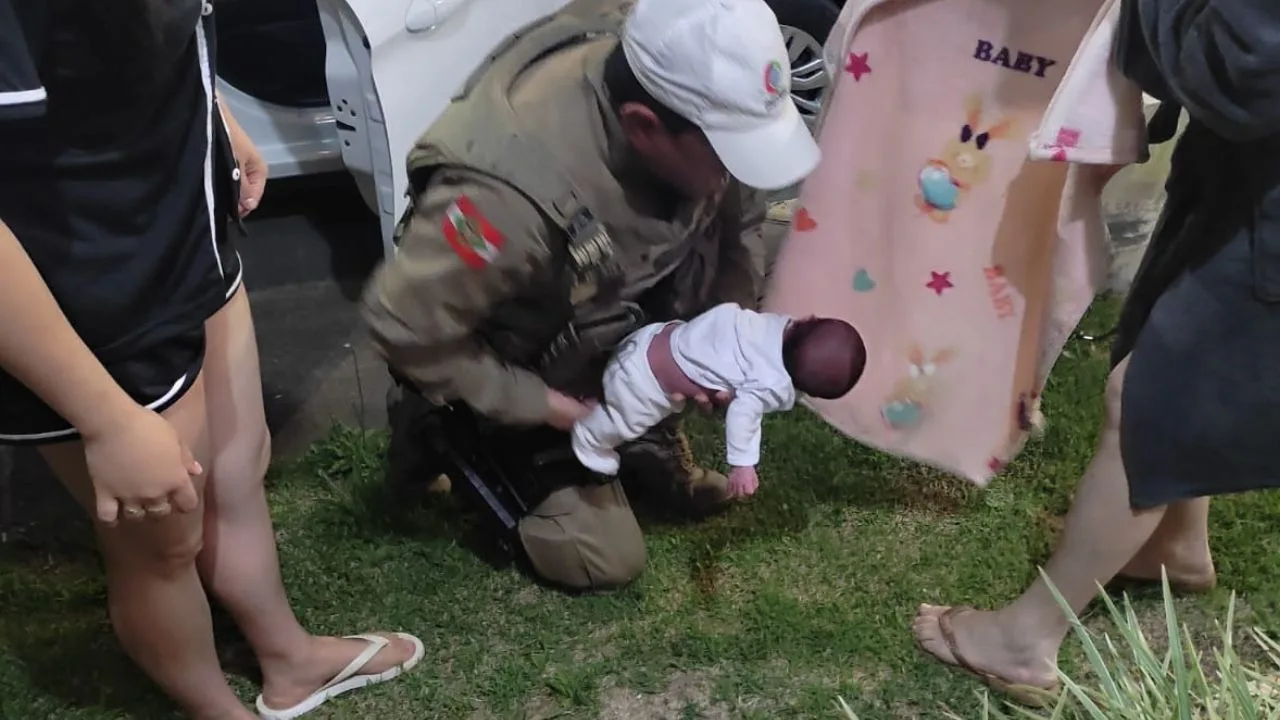 Polícia Militar Rodoviária salva bebê de 16 dias de engasgamento em Palmeira | Foto: Reprodução PMRv