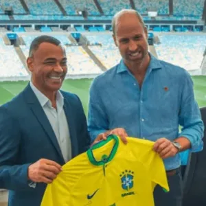 Príncipe William com Cafu | Foto: reprodução/@maracana, via SBT News
