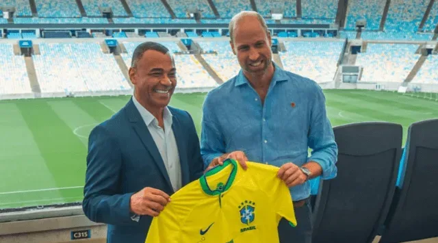 Príncipe William com Cafu | Foto: reprodução/@maracana, via SBT News
